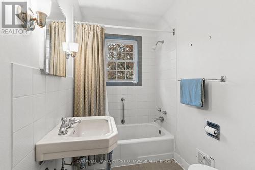 1914 Norwood Avenue, Ottawa, ON - Indoor Photo Showing Bathroom