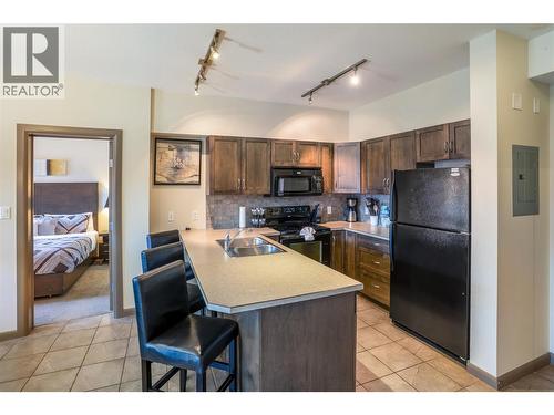 654 Cook Road Unit# 629, Kelowna, BC - Indoor Photo Showing Kitchen With Double Sink