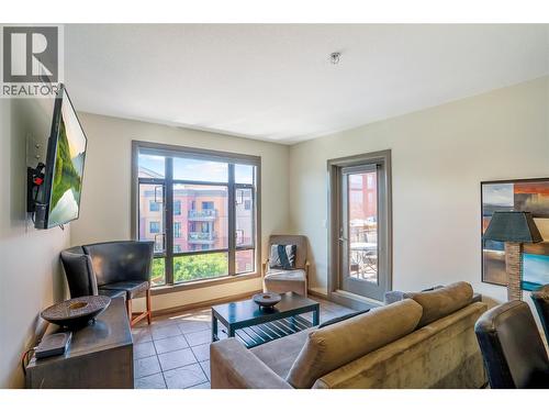 654 Cook Road Unit# 629, Kelowna, BC - Indoor Photo Showing Living Room