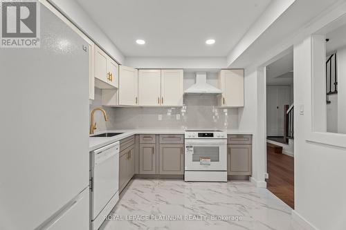 43 - 2120 Rathburn Road E, Mississauga, ON - Indoor Photo Showing Kitchen