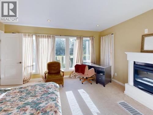 3004 Pebble Beach Road, Powell River, BC - Indoor With Fireplace
