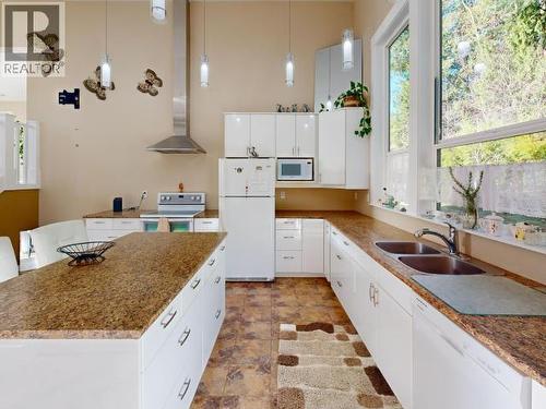 3004 Pebble Beach Road, Powell River, BC - Indoor Photo Showing Kitchen With Double Sink