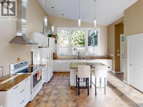3004 Pebble Beach Road, Powell River, BC - Indoor Photo Showing Kitchen With Upgraded Kitchen