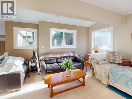 3004 Pebble Beach Road, Powell River, BC - Indoor Photo Showing Living Room