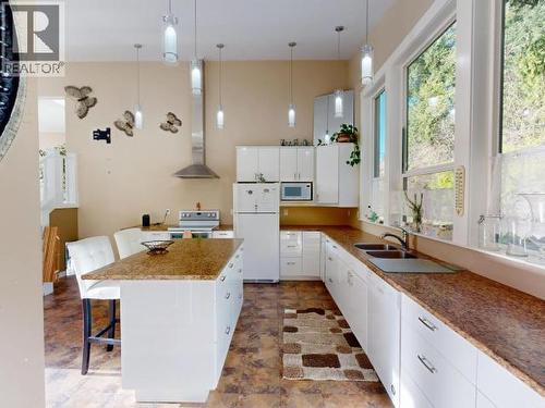 3004 Pebble Beach Road, Powell River, BC - Indoor Photo Showing Kitchen With Double Sink