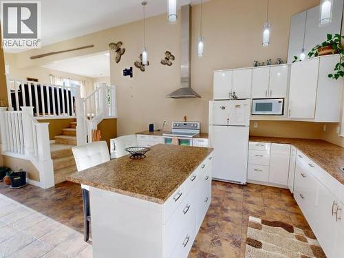 3004 Pebble Beach Road, Powell River, BC - Indoor Photo Showing Kitchen