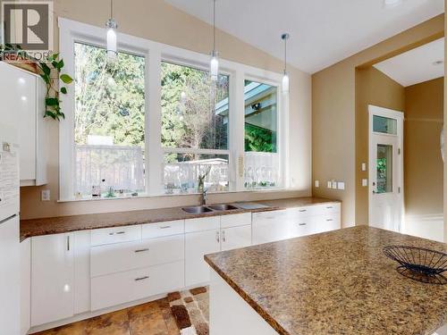 3004 Pebble Beach Road, Powell River, BC - Indoor Photo Showing Kitchen With Double Sink