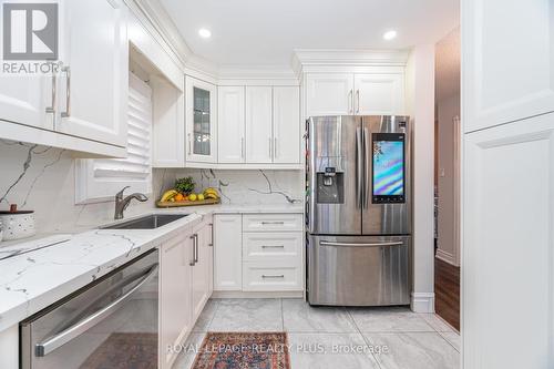 4635 Regents Terrace, Mississauga, ON - Indoor Photo Showing Kitchen With Upgraded Kitchen