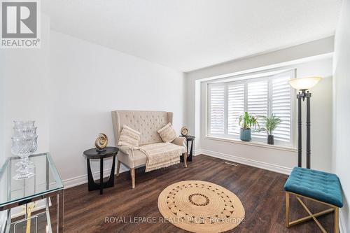 4635 Regents Terrace, Mississauga, ON - Indoor Photo Showing Living Room