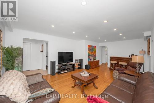 338 Delrex Boulevard, Halton Hills, ON - Indoor Photo Showing Living Room