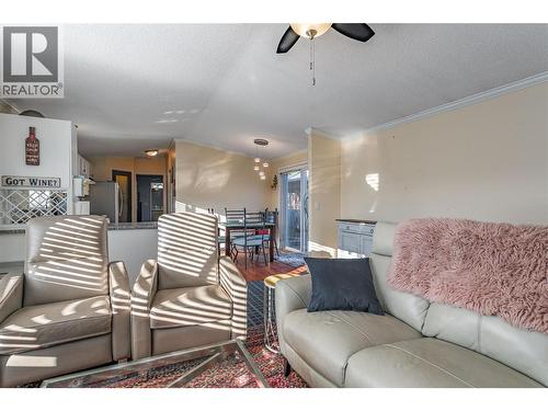 2550 Hollywood Road N Unit# 121, Kelowna, BC - Indoor Photo Showing Living Room