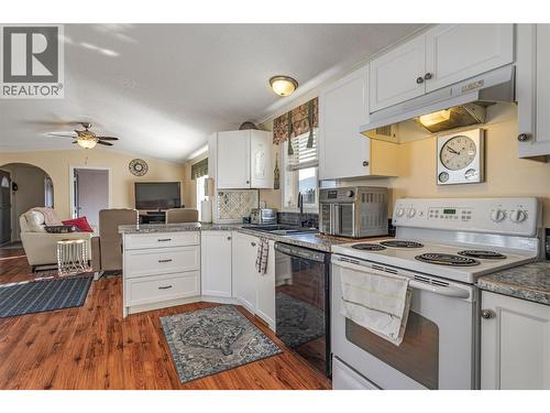 2550 Hollywood Road N Unit# 121, Kelowna, BC - Indoor Photo Showing Kitchen