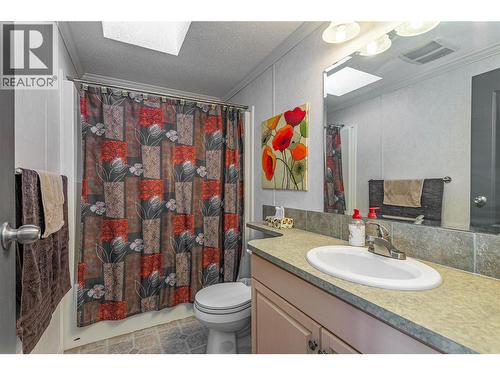 2550 Hollywood Road N Unit# 121, Kelowna, BC - Indoor Photo Showing Bathroom