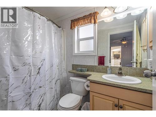 2550 Hollywood Road N Unit# 121, Kelowna, BC - Indoor Photo Showing Bathroom