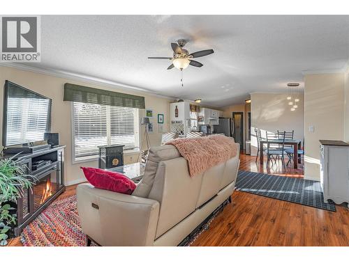 2550 Hollywood Road N Unit# 121, Kelowna, BC - Indoor Photo Showing Living Room