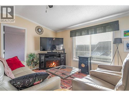 2550 Hollywood Road N Unit# 121, Kelowna, BC - Indoor Photo Showing Living Room