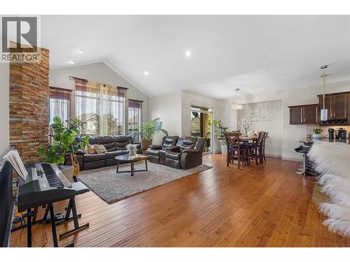 5067 Seon Crescent, Kelowna, BC - Indoor Photo Showing Living Room