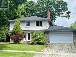 125 BANNATYNE DRIVE  Toronto, ON M2L 2P5