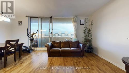 Ph 04 - 5 Massey Square, Toronto, ON - Indoor Photo Showing Living Room