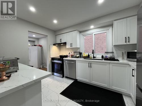 4327 Burnaby Court, Mississauga, ON - Indoor Photo Showing Kitchen