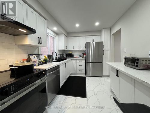 4327 Burnaby Court, Mississauga, ON - Indoor Photo Showing Kitchen