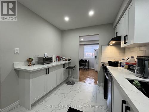 4327 Burnaby Court, Mississauga, ON - Indoor Photo Showing Kitchen