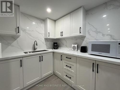 4327 Burnaby Court, Mississauga, ON - Indoor Photo Showing Kitchen