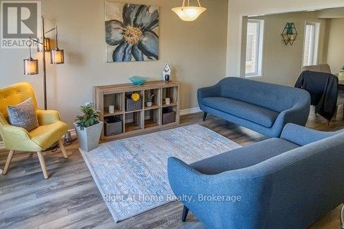 683 Laking Terrace, Milton (Cl Clarke), ON - Indoor Photo Showing Living Room
