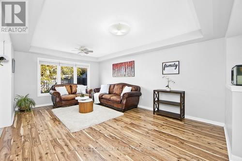 178 Dougherty Crescent, Whitchurch-Stouffville, ON - Indoor Photo Showing Living Room