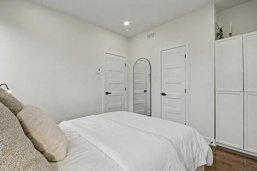 Chambre à coucher principale - 23 Rue Arcand, Saint-Jean-Sur-Richelieu, QC - Indoor Photo Showing Bedroom