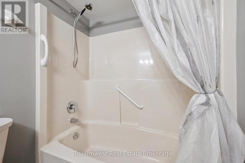705 - 8 Christopher Court, Guelph (Kortright West), ON - Indoor Photo Showing Bathroom