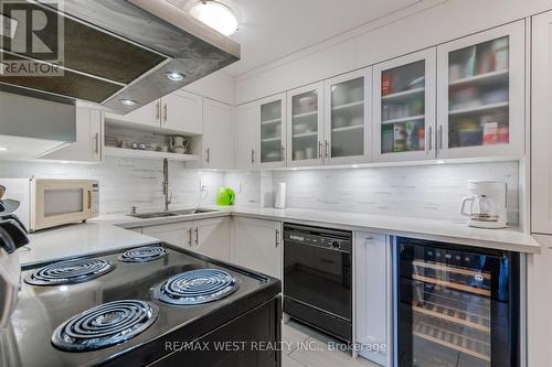 904 - 130 Neptune Drive, Toronto, ON - Indoor Photo Showing Kitchen