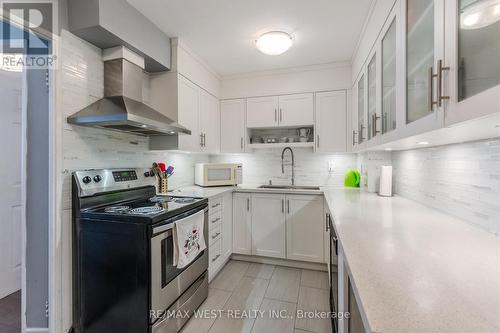 904 - 130 Neptune Drive, Toronto, ON - Indoor Photo Showing Kitchen