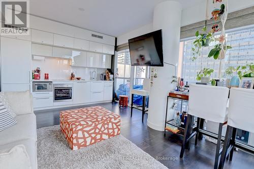 1809 - 15 Grenville Street N, Toronto, ON - Indoor Photo Showing Living Room