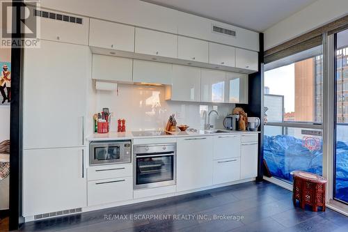 1809 - 15 Grenville Street N, Toronto, ON - Indoor Photo Showing Kitchen