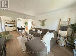 Spacious living room - 