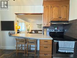 Breakfast bar with a view of the living room - 