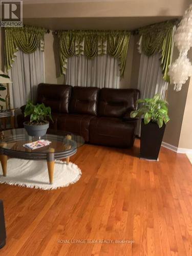 115 Macara Crescent, Ottawa, ON - Indoor Photo Showing Living Room