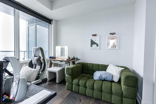 Salon - 4802-1288 Rue St-Antoine O., Montréal (Ville-Marie), QC - Indoor