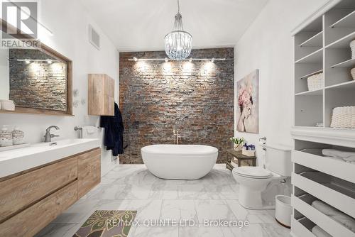 304 Front Street, Belleville (Belleville Ward), ON 