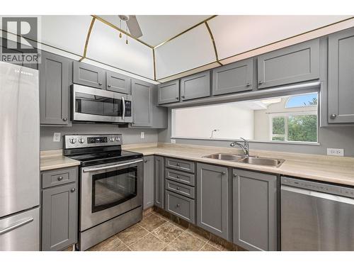 1045 Sutherland Avenue Unit# 323, Kelowna, BC - Indoor Photo Showing Kitchen With Double Sink