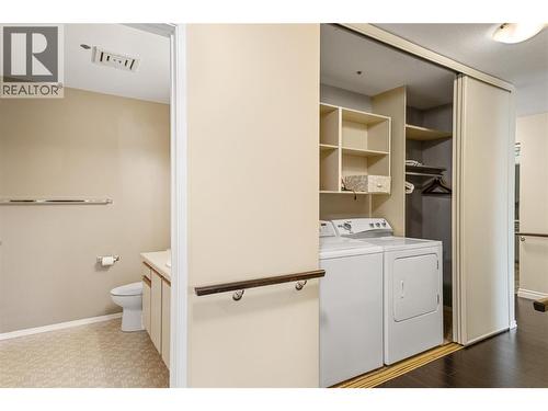 1045 Sutherland Avenue Unit# 323, Kelowna, BC - Indoor Photo Showing Laundry Room