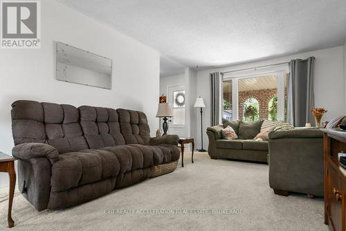 286 Barrett Boulevard, Greater Napanee (Greater Napanee), ON - Indoor Photo Showing Living Room