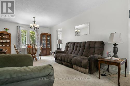 286 Barrett Boulevard, Greater Napanee (Greater Napanee), ON - Indoor Photo Showing Living Room