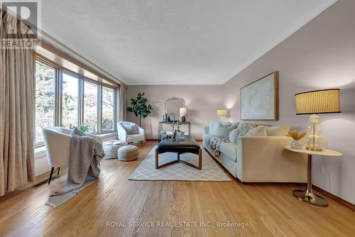 141 Scugog Street N, Clarington (Bowmanville), ON - Indoor Photo Showing Living Room