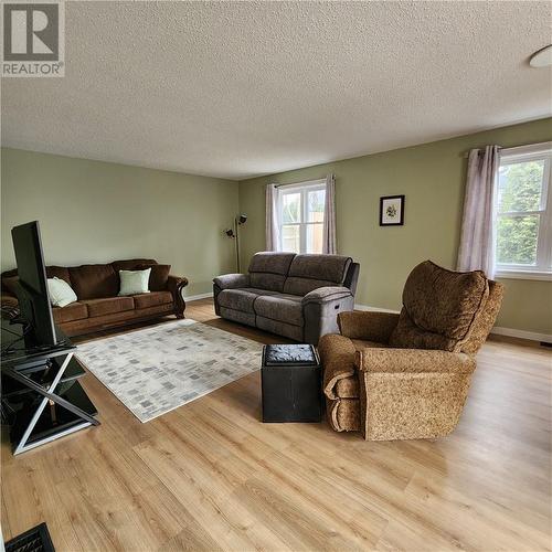 3262 Falconbridge Highway, Garson, ON - Indoor Photo Showing Living Room
