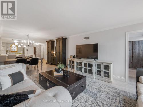 810 - 45 Carlton Street, Toronto, ON - Indoor Photo Showing Living Room