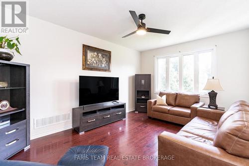 83 White Sands Way, Wasaga Beach, ON - Indoor Photo Showing Living Room