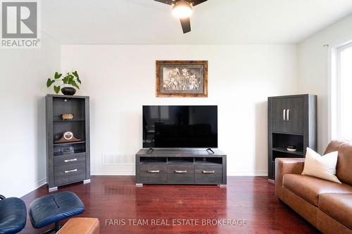83 White Sands Way, Wasaga Beach, ON - Indoor Photo Showing Living Room