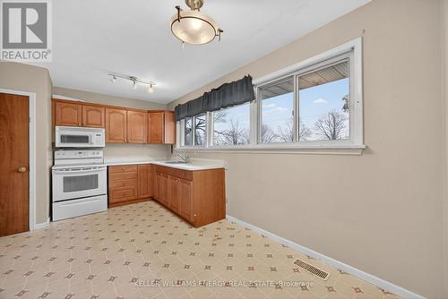 76 Rose Street, Barrie (Wellington), ON - Indoor Photo Showing Kitchen